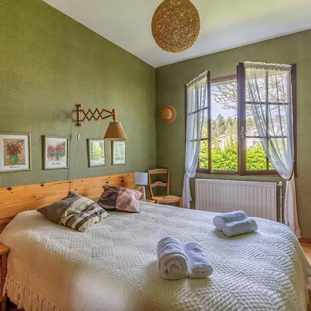 בית נופש Superb House Close To The Forest
